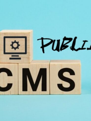 Publii CMS concept: wooden cubes with a “CMS” abbreviation and a PC monitor